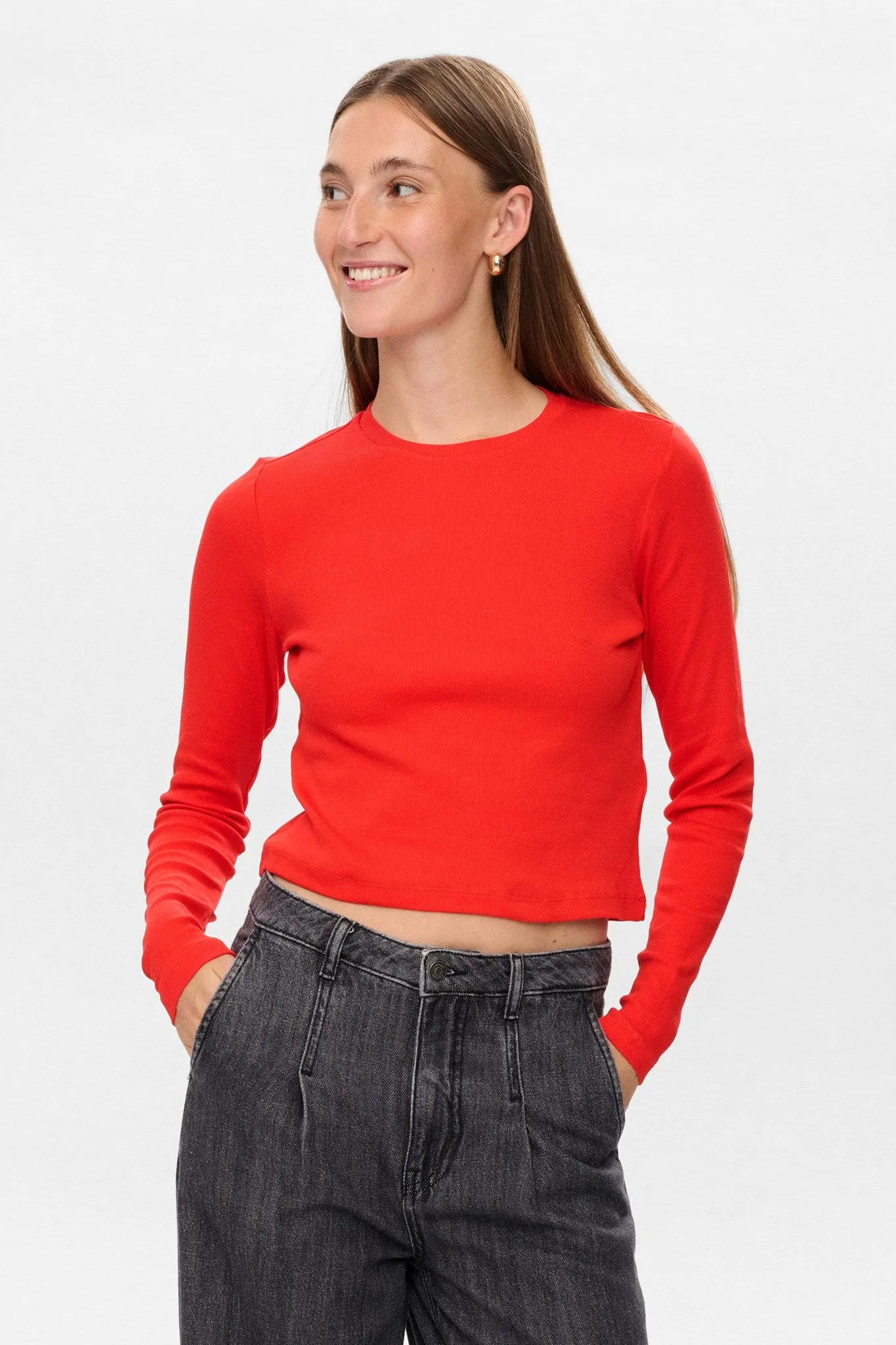 WrinkleFree Fabric NURILEY LS CROPPED TEE - Fiery Red