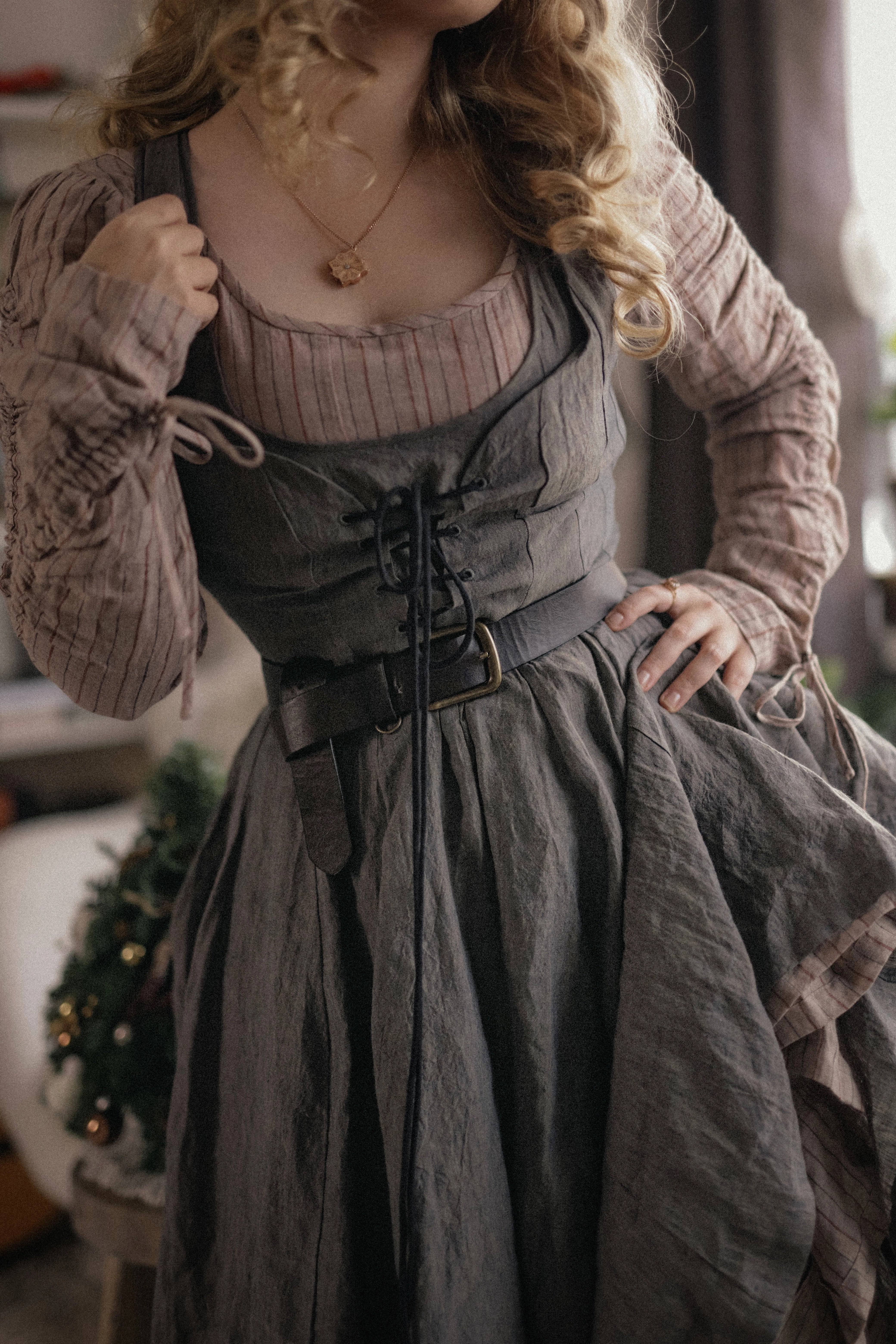 Travel Fit Alisa 25 | lace up linen dress