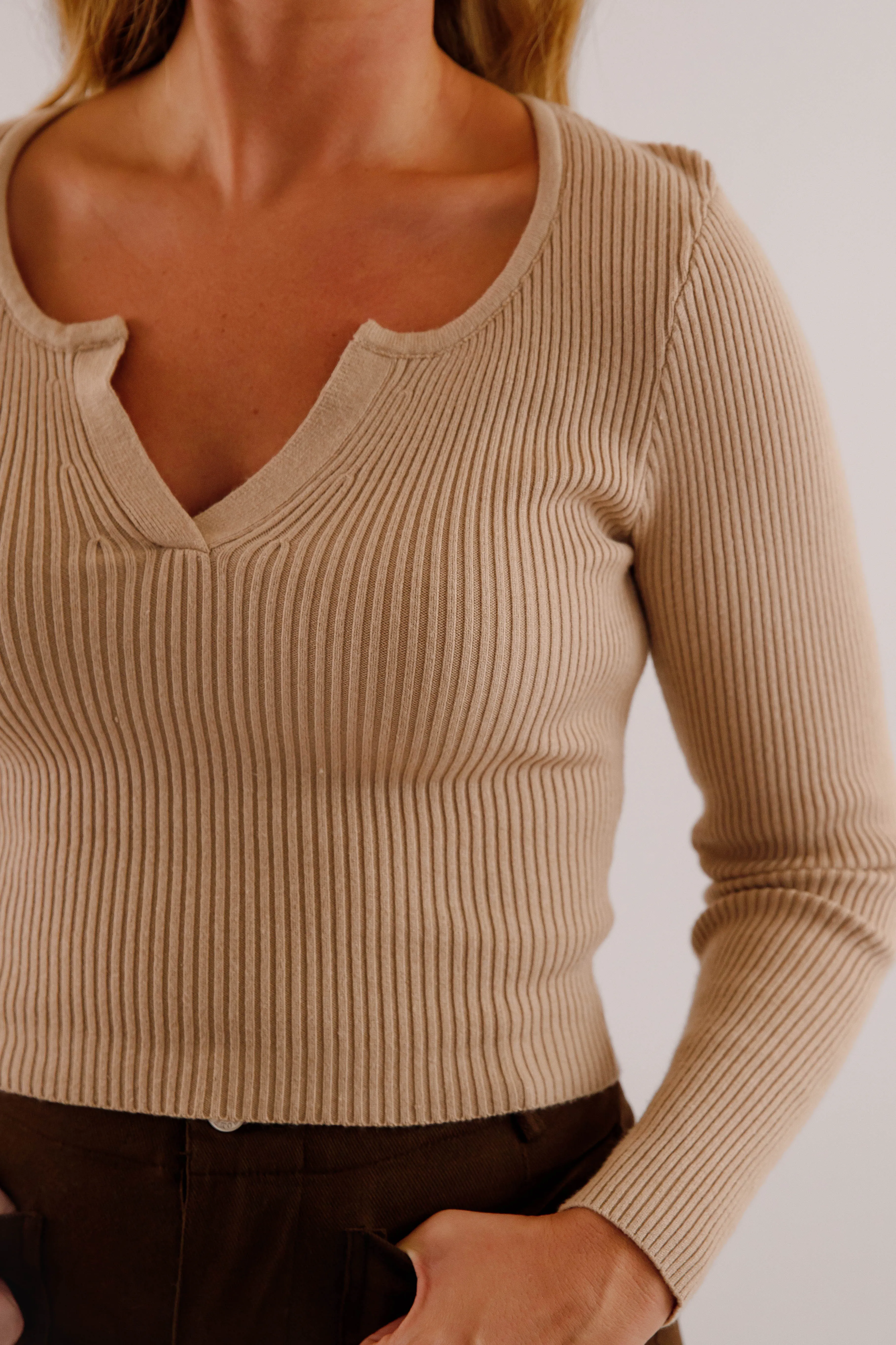 RelaxedSilhouette Bound Edges Opening Up Ribbed Top-Taupe