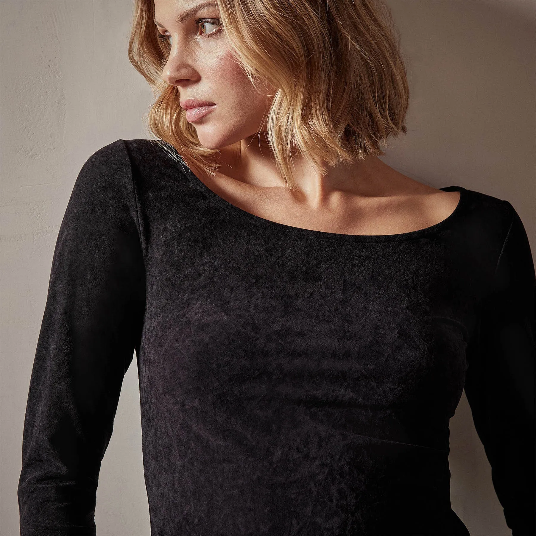 James Perse Stretch Velvet Scoop Neck Top Simple Cut Contrast Stitch Detailing