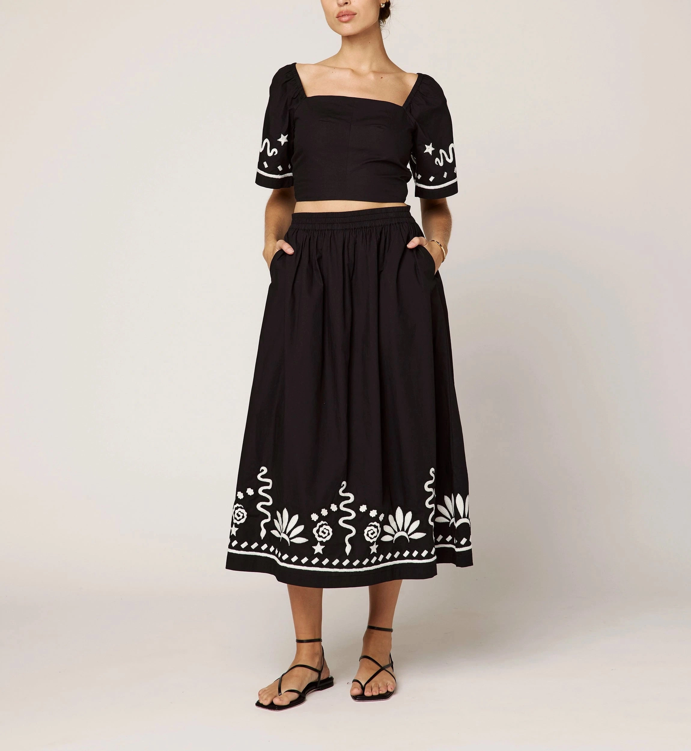 Hidden Storage Pockets Buttonless Closure Minka Top | Black/Ivory