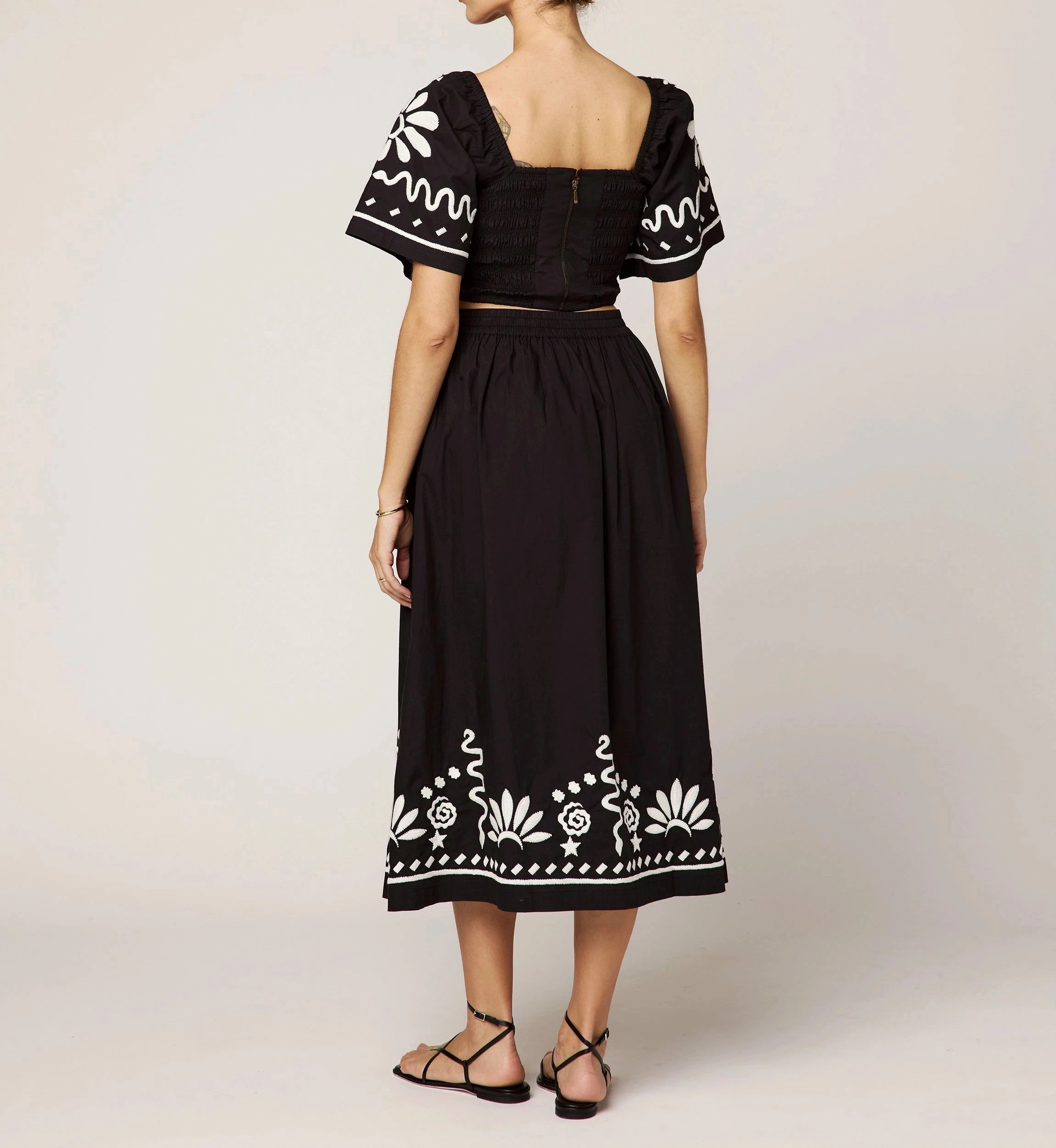 Minka Top | Black/Ivory SeamlessConstruction ThermalRegulating Fabric