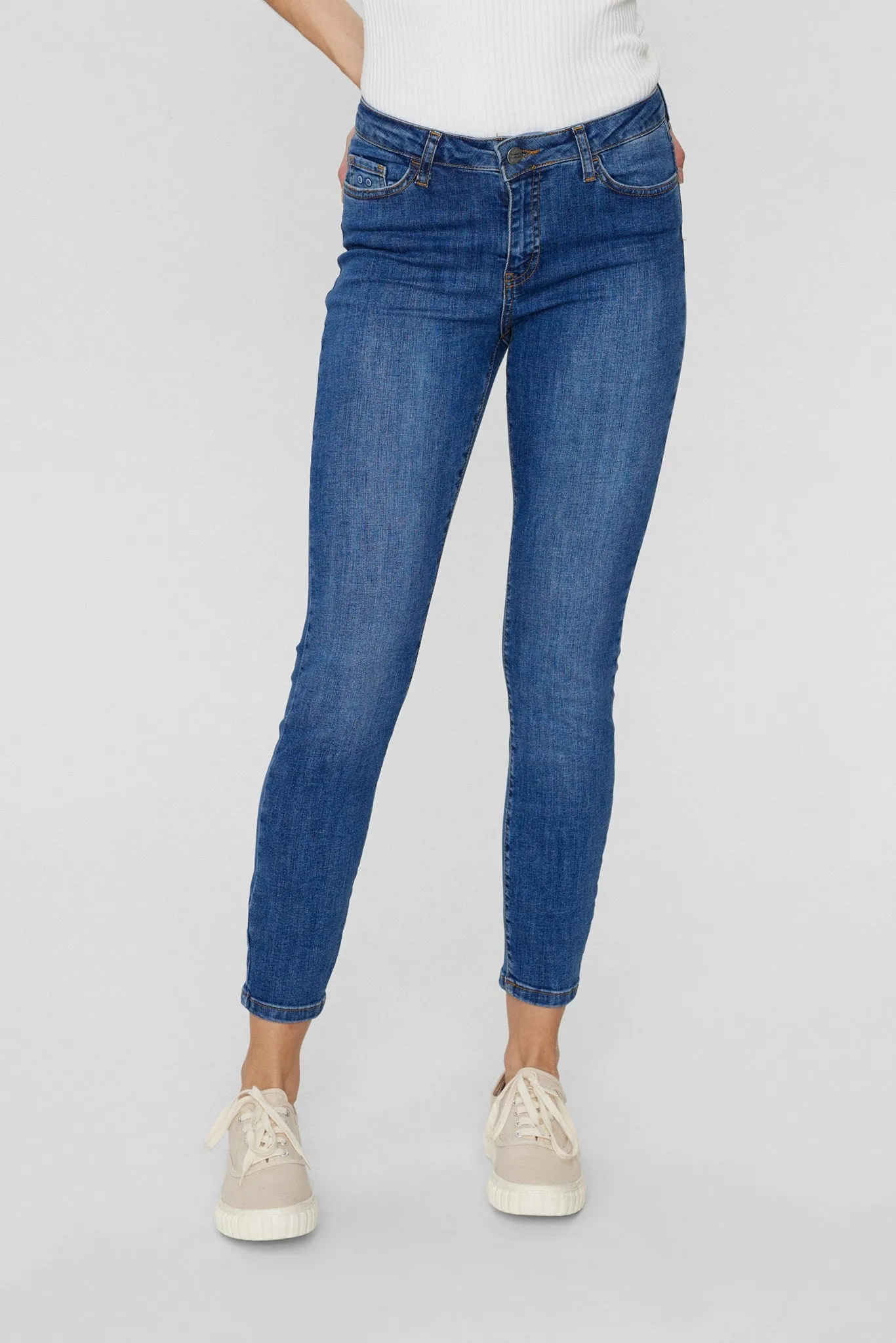 NUSIDNEY CROPPED JEANS - Medium Blue Denim Fit Layer Relaxed Taper