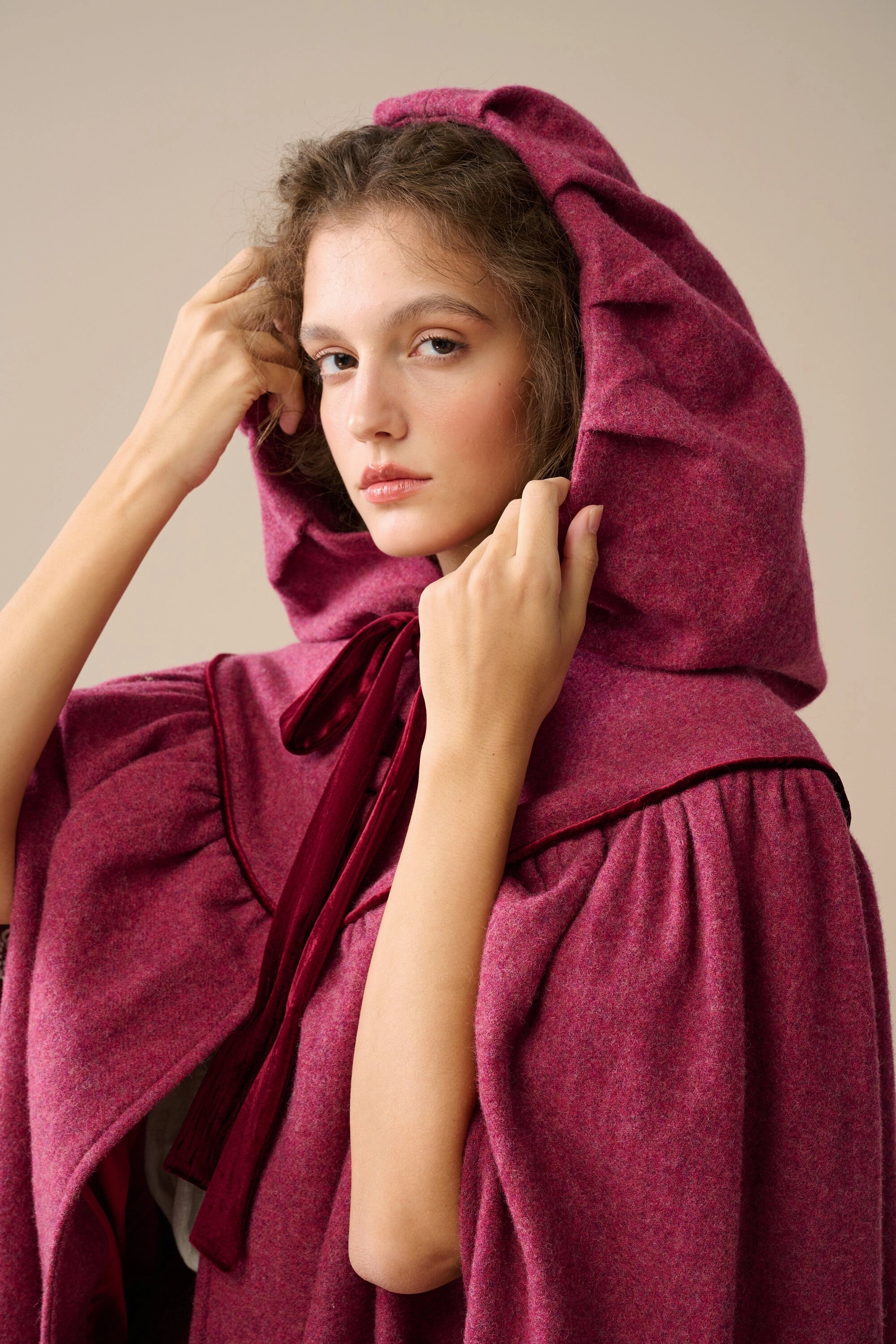 Perfumer 33 | hooded wool cloak Versatile Warmth
