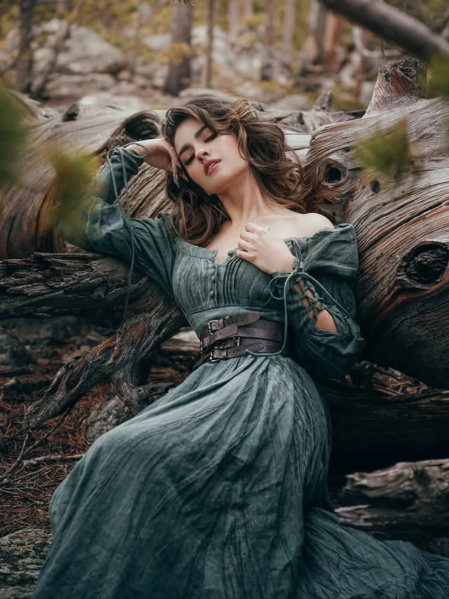 Durable Hemming PHOENIX 24 | REGENCY LACE-UP LINEN DRESS