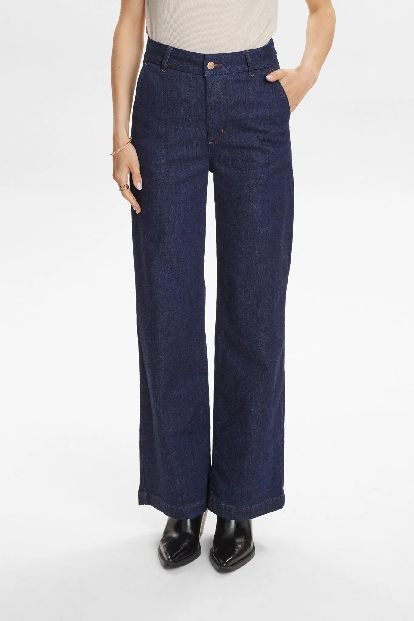 NUAMBER SHORT - Dark Blue Denim 1 Elegant Urban Explorer Athlete Fit