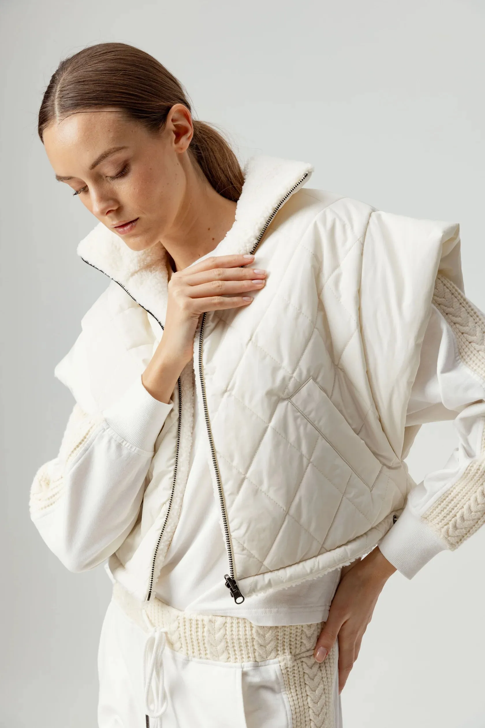 Sundays Rhea Vest Snag Resistant Surface Ribbed Collar Style