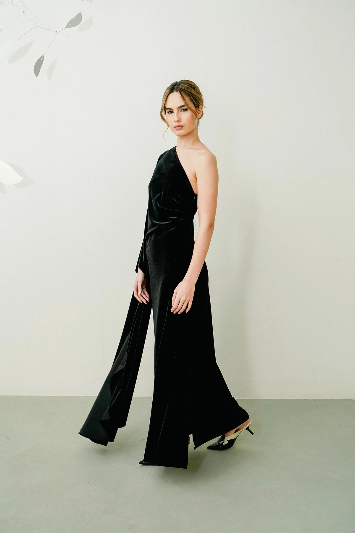 Minimalist-Style Vent Printanier Dress